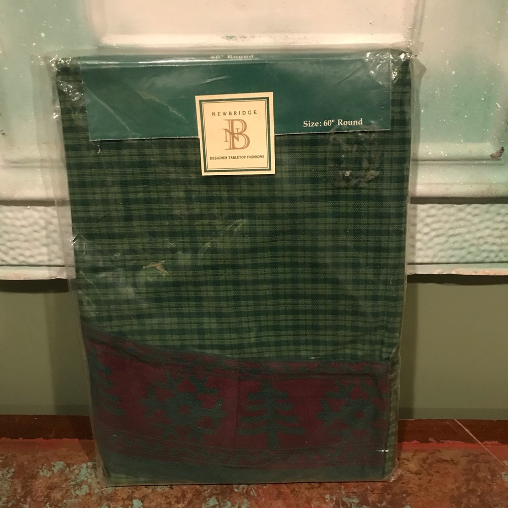 New Bridge Round Holiday Table Cloth Green & Red